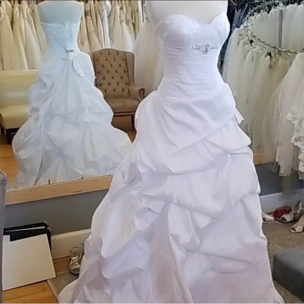 NWT Beautiful and romantic wedding dress